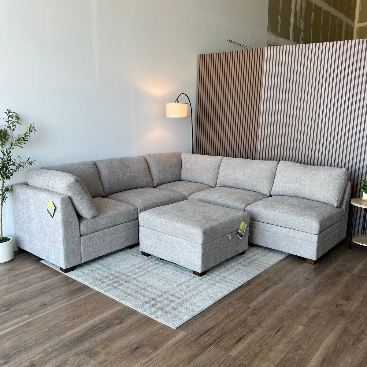 New Thomasville Tinsdale 6-Piece Modular Sectional Couch