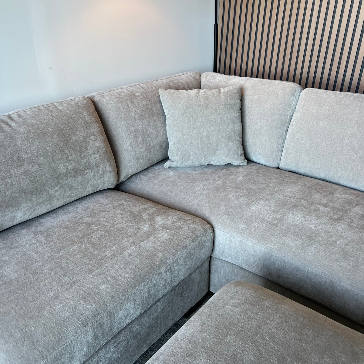 New Thomasville Walsen Sectional with Storage Ottoman